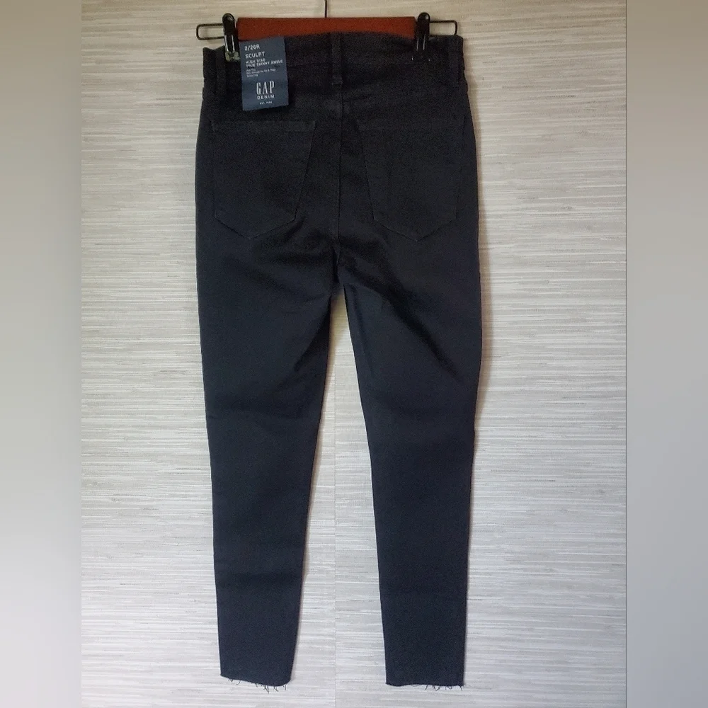 GAP High Rise Sculpt True Skinny Ankle Jeans RAW HEM Black Size 26/2 RT$99 NWT